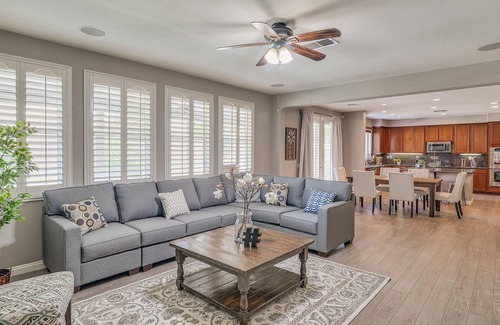 Eastvale House | 1000Mbps Súper Fast WiFi ✯ Large Group ✯ King Bed ✯ 4K Tvs
