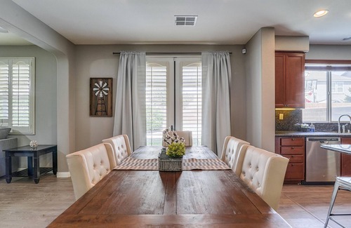 Eastvale House | 1000Mbps Súper Fast WiFi ✯ Large Group ✯ King Bed ✯ 4K Tvs