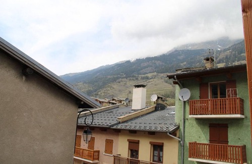 Val Cenis Apartment | 100m from ski slopes, 1st floor, balcony, fireplace or stove, tv, ski locker, 90m², Val Cenis
