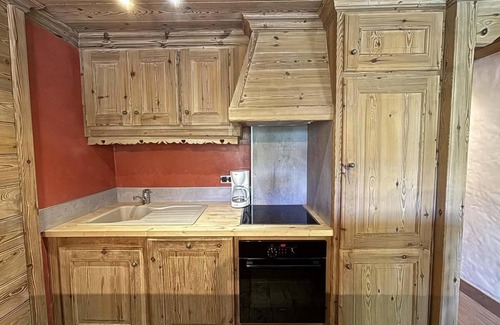 Meribel Centre Apartment | 100m from ski slopes, 4th floor, balcony, tv, ski locker, 70m², Méribel