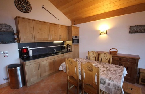 Bisanne 1500 Apartment | 100m from ski slopes, 3rd floor, view panoramic, swimming pool, balcony, parking, tv, ski locker