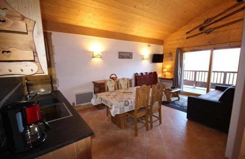 Bisanne 1500 Apartment | 100m from ski slopes, 3rd floor, view panoramic, swimming pool, balcony, parking, tv, ski locker