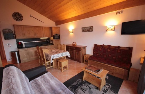 Bisanne 1500 Apartment | 100m from ski slopes, 3rd floor, view panoramic, swimming pool, balcony, parking, tv, ski locker