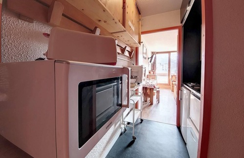 Les Menuires Apartment | 100m from ski slopes, 2nd floor, balcony, tv, ski locker, 24m², Les Menuires