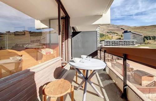 Les Menuires Apartment | 100m from ski slopes, 2nd floor, balcony, tv, ski locker, 24m², Les Menuires