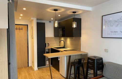 Tignes Apartment | 100m from ski slopes, 3rd floor, balcony, tv, ski locker, 22m², Tignes