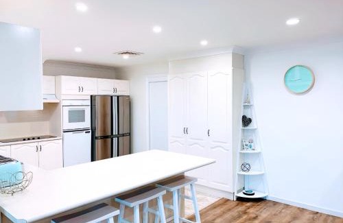 Surfside House | 100m to Beach&Shop Spacious Pristine One Story Family Home