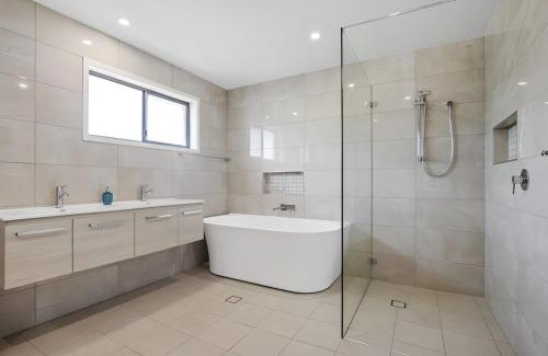 Surfside House | 100m to Beach&Shop Spacious Pristine One Story Family Home
