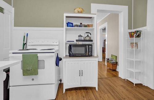 Mineola House | 100yr home with peaceful 1940s vibe and modern amenities in historic downtown.