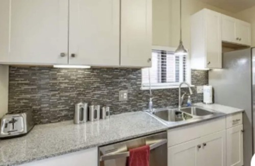 St. Louis Apartment | #101 ❤Location Historical Cozy Best View Wash-U Cable