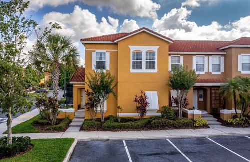 Kissimmee Condo | 101 Perfect Family Townhouse with Private Pool Near Disney & Water Parks!