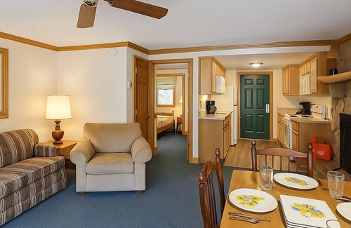 Red River House | 101 River Cabin on the River, Walk to Town, WiFi
