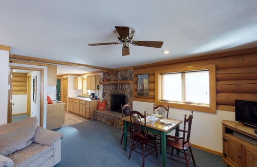 Red River House | 101 River Cabin on the River, Walk to Town, WiFi