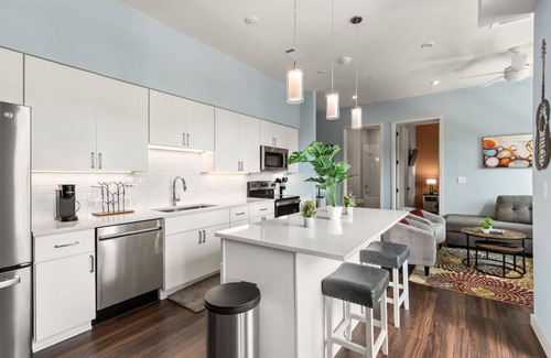 Edgehill Apartment | 1014 16th Ave S #304 (Crescendo-Phillip) - Pool, Rooftop Deck, City View, Gym + Gated Garage