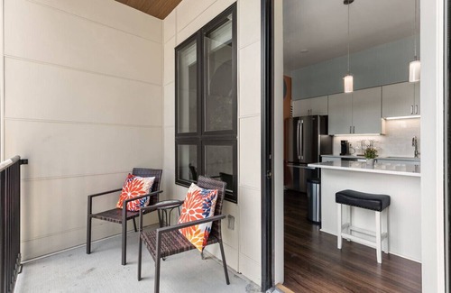 Edgehill Apartment | 1014 16th Ave S #304 (Crescendo-Phillip) - Pool, Rooftop Deck, City View, Gym + Gated Garage
