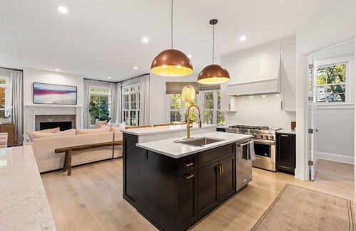 Nashville Apartment | 1037 Battery Lane Nashville (Charissa) - Luxury Home in Green Hills with Garage and Fenced Yard