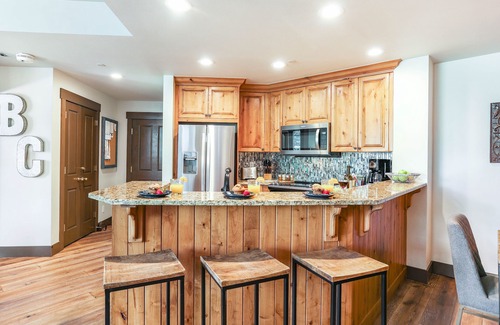 Highlands Townhomes Condo | 104 Highlands Westview, Ski-In/Ski-Out, Pool, Hot Tub, Mountain Modern