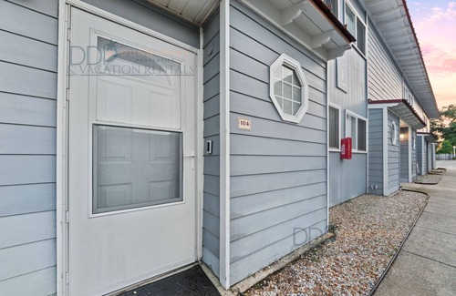 Biloxi Condo | 104 Oak Shores Just a short walk to the beach!