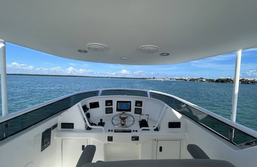 Exuma Boat Rental | 105 ft Expedition Trawler with Hot Tub