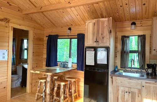 Logan Cabin | 106) Hummingbird Log Cabin. Close to Hocking Hills State Park and more!