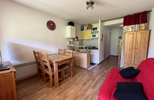 Le Sauze Apartment | 10m from resort center, 4th floor, view ski slopes, balcony, parking, tv, ski locker, 26m²