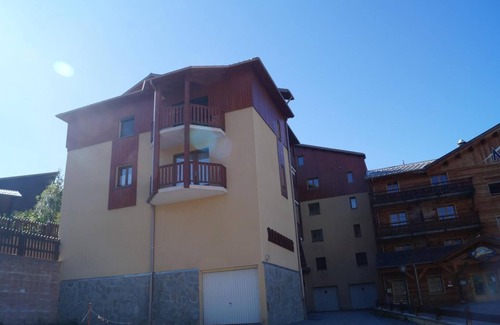 Le Sauze Apartment | 10m from resort center, 4th floor, view ski slopes, balcony, parking, tv, ski locker, 26m²
