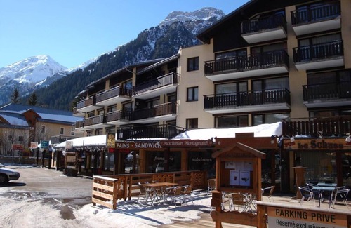 Pralognan-la-Vanoise Apartment | 10m from ski slopes, 2nd floor, balcony, parking, tv, ski locker, 36m², Pralognan-la-Vanoise