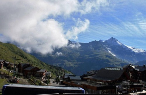 Tignes le Lac Apartment | 10m from ski slopes, 3rd floor, view mountain, balcony, tv, ski locker, 26m², Tignes