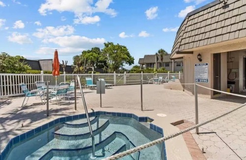 Seminole Apartment | 10min Beaches/Pool-Hot Tub/Clean & Quiet