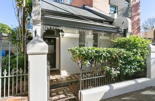 Zetland House | 10min CBD & Airport | Parking | 5min to bus&train