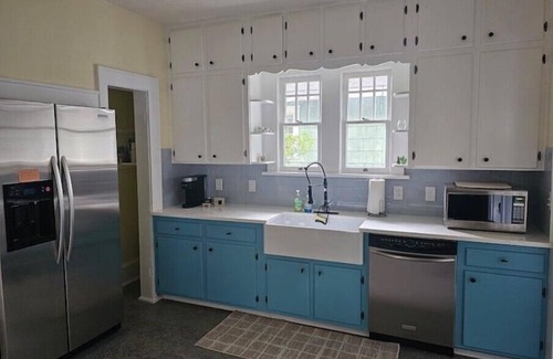 Riverside House | 10min->Jags Stadium, King BR, W/D, Free Parking