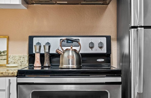 Clearwater House | 10min to Beach | TV in Each BR |Walk To Stores