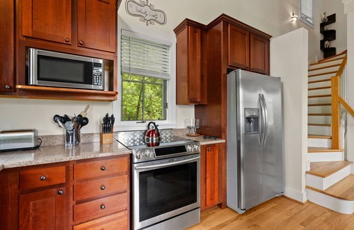 Wolf Laurel Cabin | 10Min to Hatley Pointe~Hot Tub~Amazing Views