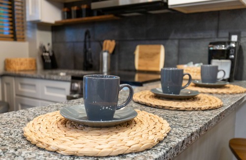 Ashley Oaks House | 10min to UT, 2 kitchens, 7 beds in 4 bedrooms, 2 baths, hot tub, firepit, arcade