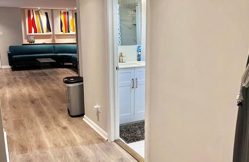 Bronzeville Apartment | 10Mins To DownTown Entire 1-bedroom apartment with WiFi and W/D Latest Upgrades