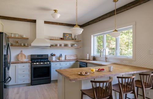 North Woodstock House | 11 Acre Estate ~ Guest House ~ Private Golf Course ~ River & Pond ~ Hot Tub
