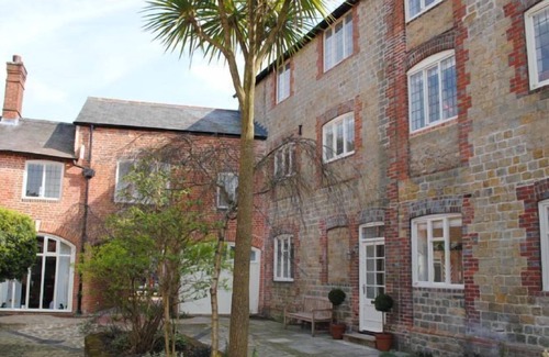 Midhurst Apartment | 11 Angel Yard - a flat that sleeps 4 guests in 2 bedrooms