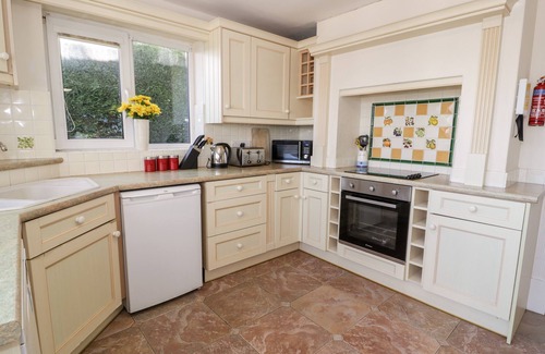 Menai Bridge Cottage | 11 GLYN GARTH MEWS, pet friendly, with a garden in Llandegfan