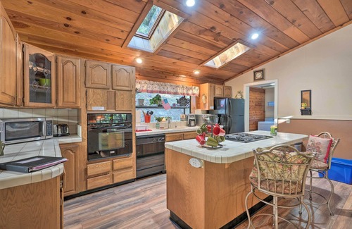 Pollock Pines Cabin | 11 Mi to Apple Hill: Pollock Pines Resort Cabin