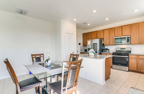 La Marque House | 11 Mi to Beach: La Marque Home w/Patio!