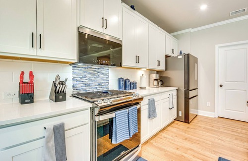 Ben Hill House | 11 Mi to Dtwn: Luxe Atlanta Retreat w/Deck & Yard