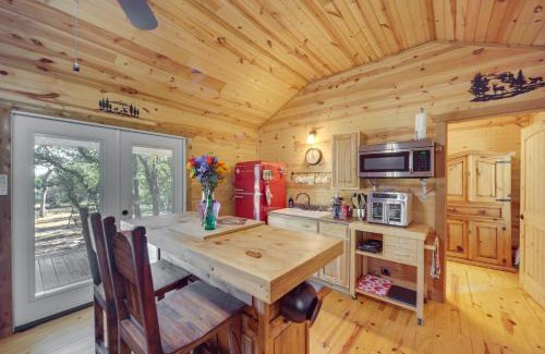 Johnson City Apartment | 11 Mi to LBJ State Park - Couples Cabin Retreat!