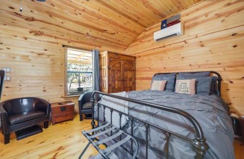 Johnson City Apartment | 11 Mi to LBJ State Park - Couples Cabin Retreat!