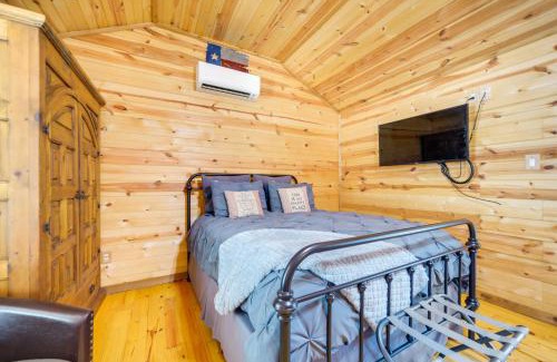 Johnson City Apartment | 11 Mi to LBJ State Park - Couples Cabin Retreat!