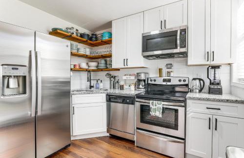 Marietta Apartment | 11 Mi to Marietta Square Modern Apt with Yard!