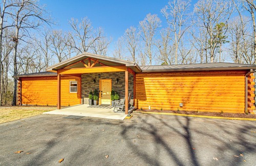Royal Cabin | 11 Mi to Marina on Lake Hamilton: Cabin Getaway