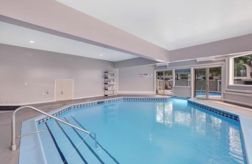 Charlevoix House | 110 Pointes North Inn