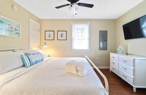 Norfolk Apartment | 110 Year Old Beach House - Hot Tub/Sauna/Grills!