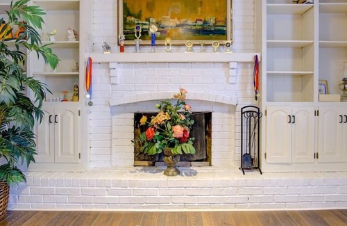 South Kansas City House | 1100 E 109th St · *NEW!* Quaint 5BR - Walk To IHOP!