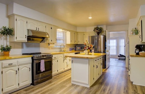 South Kansas City House | 1100 E 109th St · *NEW!* Quaint 5BR - Walk To IHOP!